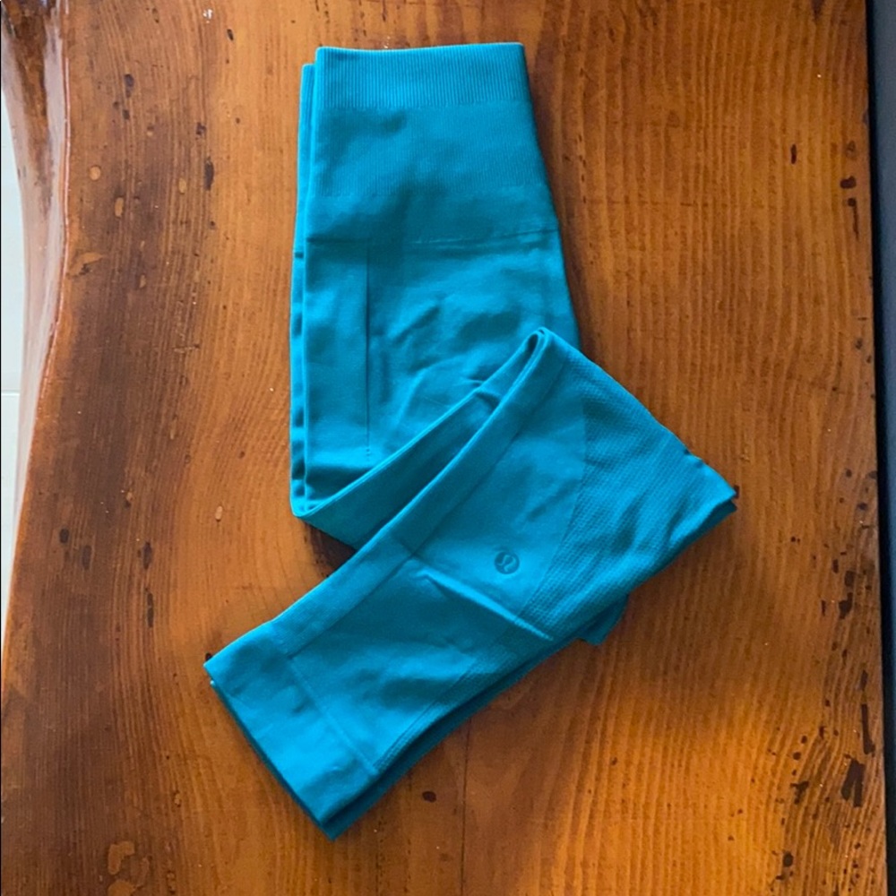 LULULEMON SEAMLESS LEGGINGS - SIZE 4
